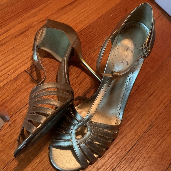 BCBG gold heels size 9 - Picture 10 of 10